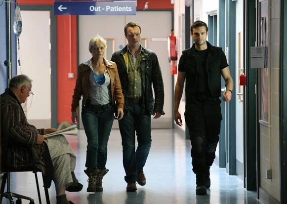 Pravěk útočí - Lockdown - Z filmu - Hannah Spearritt, Ciarán McMenamin, Ben Mansfield