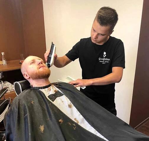 „Že by si někdo dělal test jen kvůli ostříhání nebo oholení u nás, tak to minimálně. Většinou nám ukazují testy ze zaměstnání, někteří jsou už očkovaní,“ říká majitel lounského barber shopu Jakub Špička.