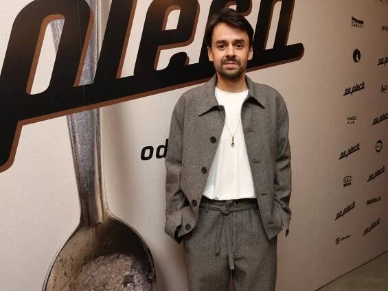 Bizár na premiéře filmu Na plech! Šňupání perníku, oranžová Kameníková, rozjetý Kocián i Čočkin