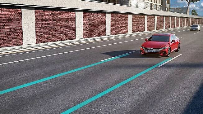 Volkswagen Arteon Shooting Brake: Systém pro udržování vozu v jízdním pruhu Lane Assist.