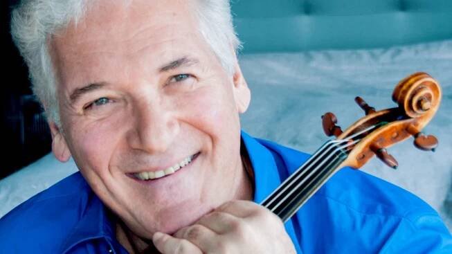Když je mu doma těžko, hraje Bacha. Přijíždí houslista Pinchas Zukerman