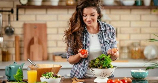 Sirtfood dieta: Výhody a nevýhody diety, kterou milují i slavné krásky. Vsadila na ni i zpěvačka Adele