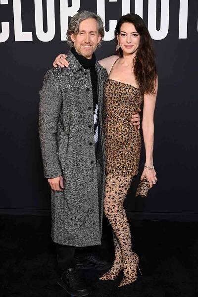 PARIS, FRANCE - JANUARY 25: (EDITORIAL USE ONLY - For Non-Editorial use please seek approval from Fashion House) Anne Hathaway (R) and Adam Shulman attend the Valentino Haute Couture Spring Summer 2023 show as part of Paris Fashion Week on January 25, 2023 in Paris, France. (Photo by Stephane Cardinale - Corbis/Corbis via Getty Images)