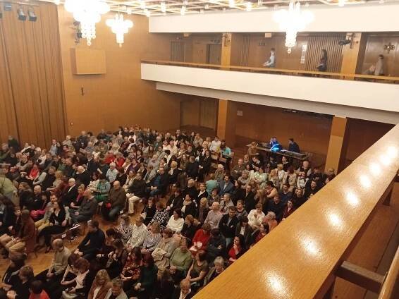 Místo Garderobiéra pobavili publikum v Neratovicích Tři muži na špatné adrese