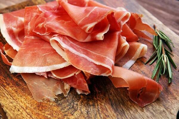 Rana Cappelletti s Prosciutto Crudo a sýrem