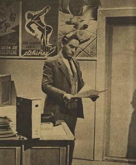 Rudolf Deyl ml. hraje ve snímku „I andělé ztrácejí trpělivost“ úředníka úrazové zábrany