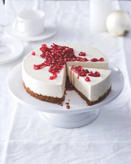 Nepečený cheesecake se sirupem z granátových jablek