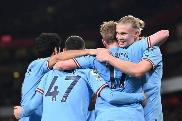 Nadvláda Arsenalu v Premier League prozatím končí. City jdou do čela