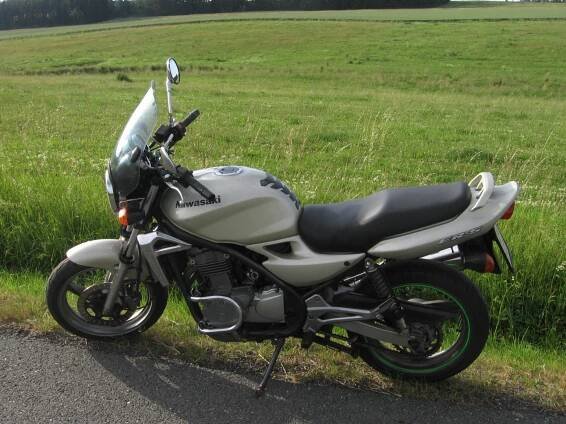 Kawasaki ER 5 | Katalog motocyklů a motokatalog na Motorkáři.cz