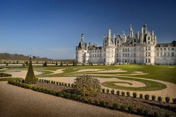 A Guide to the Châteaux and Gardens of the Loire Valley