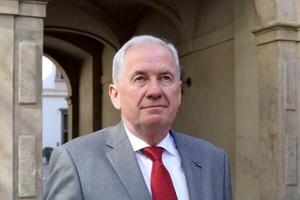 „Podporu jsme nevyjednávali.“ Soudce Baxa se před hlasováním v Senátu sešel s Fialou a Blažkem