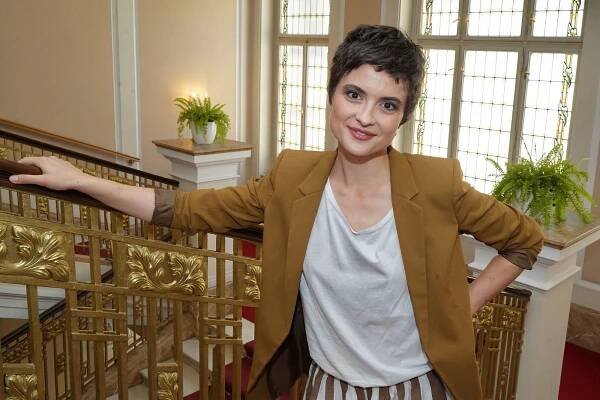 Krásná i na procházku po kolonádě a do kina: Eva Josefíková provětrala svůj krátký sestřih ve Varech