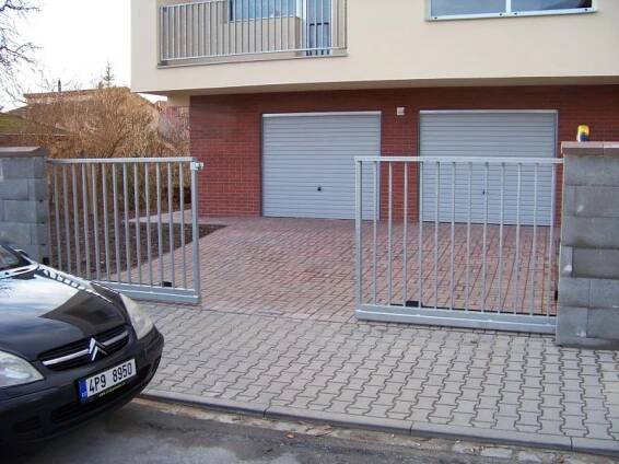 Dvě proti sobě zajíždějící samonosné brány RD Radčice