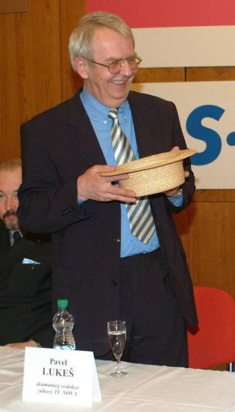 Autor soutěže Šest ran do klobouku a jeho životní rány. Po 50letém manželství pochoval ženu, sám se pral s rakovinou