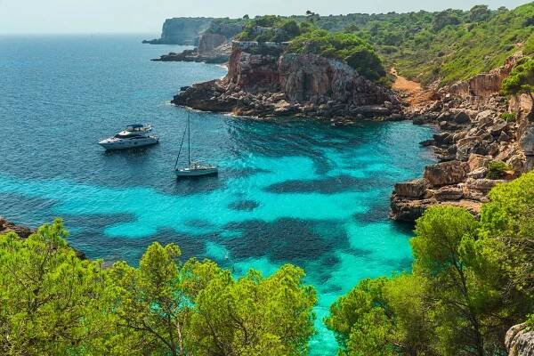 Krásná zátoka na Mallorce s luxusními jachtami na pobřeží Calo des Moro, Mallorca Středozemní moře, Baleárské ostrovy, Španělsko