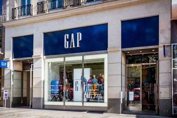 Módní obchod GAP na třídě Champs-Elysées stock fotka