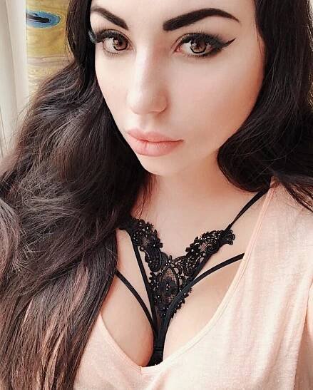 Kvůli megaňadrům mě šikanovali: Sexy modelka Nasťa s košíčky velikosti E bojuje s předsudky