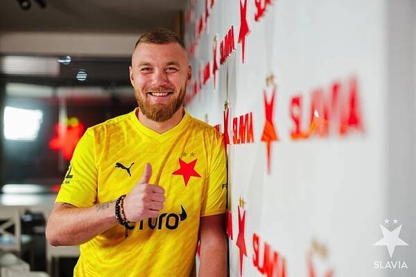 Velký přestup mezi českými kluby stvrzen. Gólman Staněk je slávistou