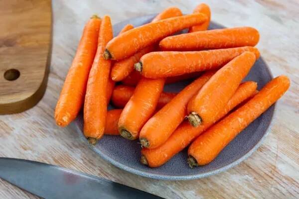 Mrkev obsahuje 28129 jednotek vitaminu A, a to je více jak čtyřnásobná doporučená denní dávka!