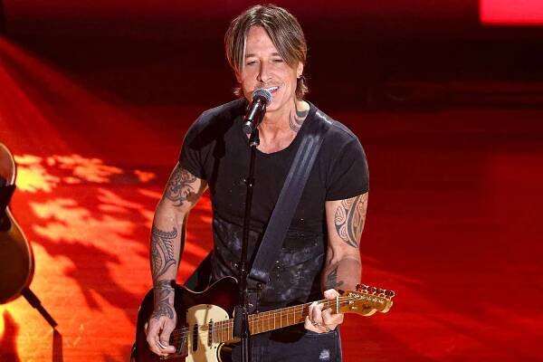  Keith Urban performs onstage during the 17th Academy Of Country Music Honors