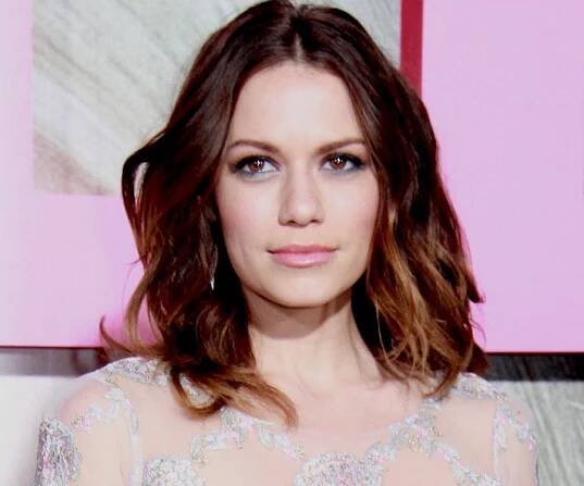Bethany Joy Lenz Biography - Facts, Childhood, Family Life & Achievements