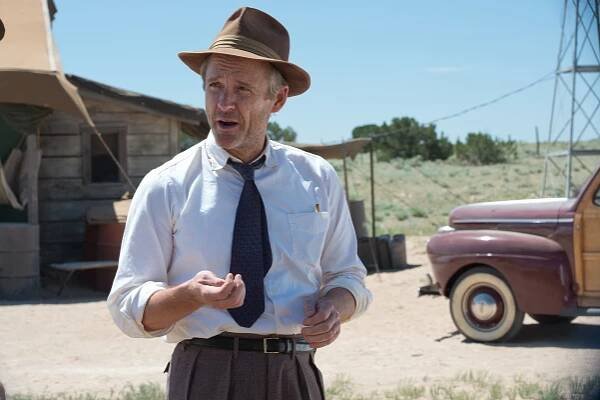 Manhattan - Záskok - Z filmu - John Benjamin Hickey