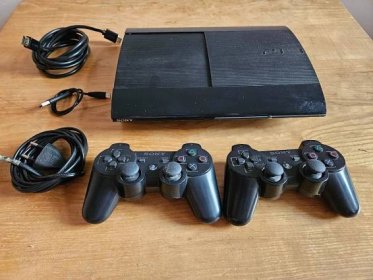 PS3 SONY PLAYSTATION 3 SUPERSLIM 500 GB + 2 OVLADAČE - Počítače a hry