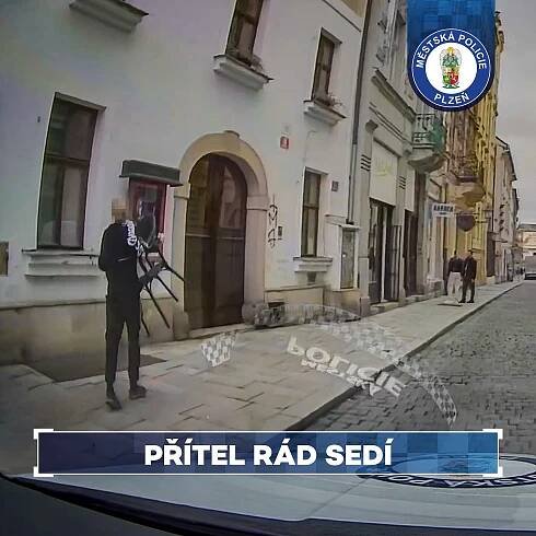 To je dárek, přítel rád sedí. Žena svérázně vysvětlovala krádež v kavárně
