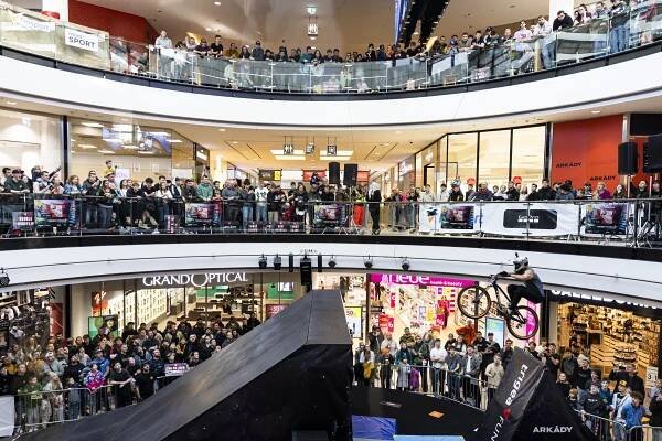 Fotky: Obchodní dům se proměnil v závodní dráhu. Tohle je DownMall