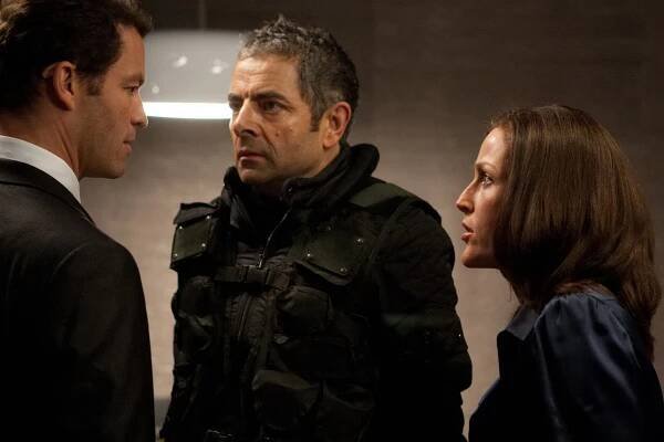 Johnny English se vrací - Z filmu - Dominic West, Rowan Atkinson, Gillian Anderson