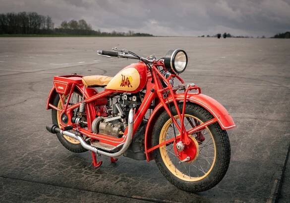Až na jednu se nabízejí bez rezervy. Draží se Favorit MTX, Jawa 500 OHC i Citroën DS