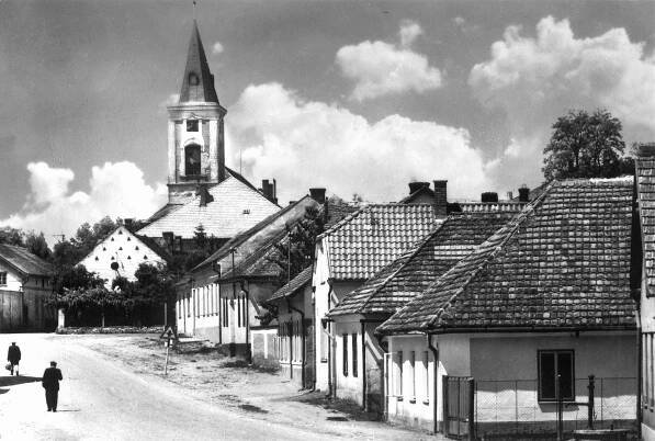 Ronov nad Doubravou, pohled ke kostelu; 70. léta 20. století (sbírka Pavla Fiedlera).
