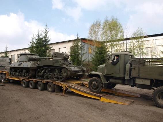 Místo oslav zkáza. Majitel tanků poničených požárem promluvil