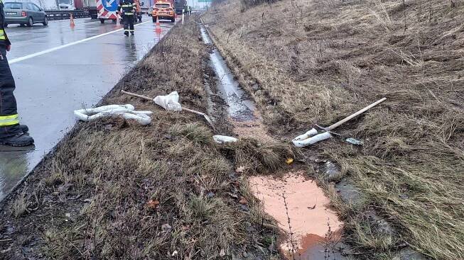 Hasiči likvidovali větší únik nafty po nehodě dvou nákladních vozidel na Pražském okruhu