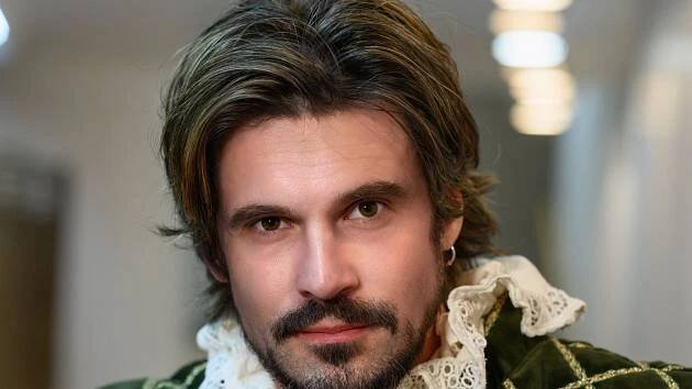 Novou posilou souboru mosteckého divadla je Jan Burda