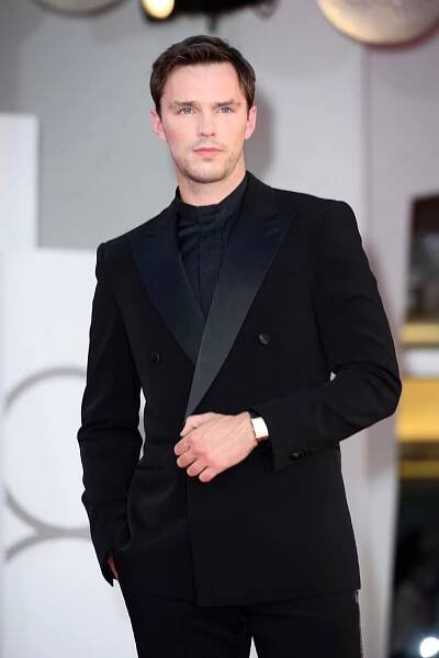 FOTO: Hoult se prosadil v Hollywoodu. – stránka 1