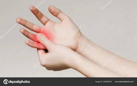 Stáhnout - Bolest a otupivost v konečcích prstů a dlaních. Žena masírovala její bolavé ruce, Panorama — Stock obrázek
