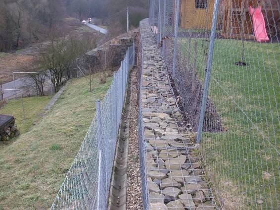 Obrázek 13: Dobře provedená zeď z gabionů (na hraně pozemků)