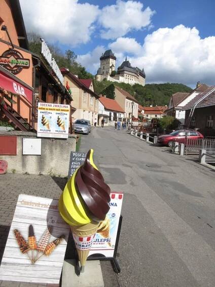 Cukrárna naproti domu hodin foto 2