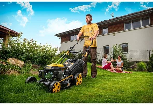 Sekačka Riwall RPM 4735 vč. náhradního nože, benzínová, pojezd 4990 Kč