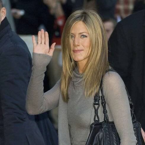 jennifer aniston smiling and waving at the camera