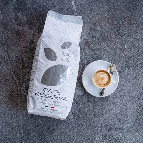 Café Reserva 100% Arabica Platinum směs těch nejkvalitnějších zrn Arabica z malých plantáží rovníkové Afriky − Etiopie a střední Ameriky − Kostariky a Hondurasu. Díky unikátnímu pražení, získává káva Café Reserva Platinum nezaměnitelnou lahodnou ovocnou nekyselou chuť, přesto je typickou arabikou, co do plnosti a síly.