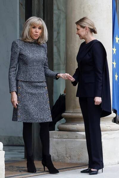 Proč byla Macronová v Británii tak odměřená? Umřela jí milovaná sestra!