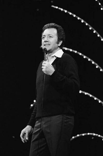 Vic Damone, Who Crooned His Way to Postwar Popularity, Dies at 89