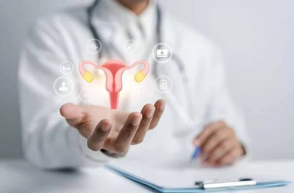 Lékař v bílém plášti dělohy reprodukční systém léčba pacienta, zdraví žen, PCOS, léčba rakoviny vaječníků a vyšetření, Zdravý ženský koncept. — Stock obrázek