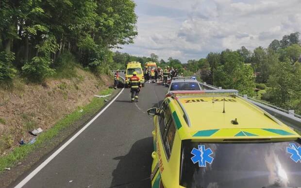 AKTUÁLNĚ: Vážná nehoda motorkáře uzavřela silnici mezi Šluknovem a Jiříkovem