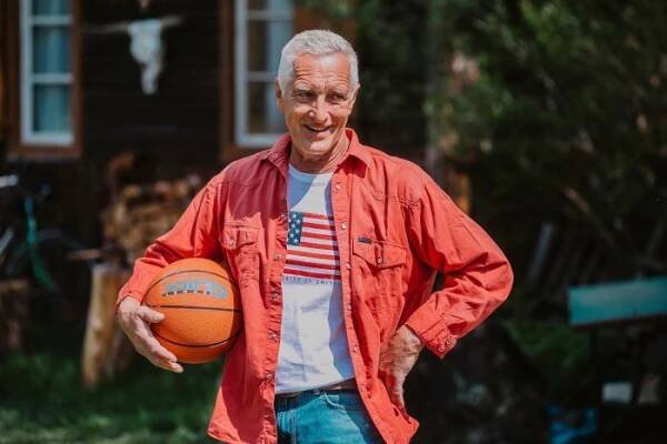 K Tomáši Hanákovi na Nižbor. Petr Kolečko se stěhuje z drsného Mostu do chatové osady. TV glosář Ely Novákové | Krajské