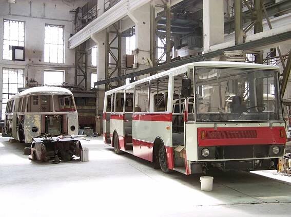 Karosa B 731 ev.č. 385 v depozitáři Škoda-bus klubu spolu s vozem ŠKODA 706 RTO-TRST. 29.8.2009, Michal Kouba.