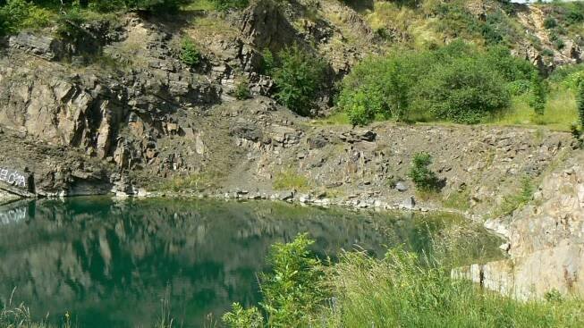 Tajný zatopený lom v Moravském krasu je rájem na zemi: Voda jako křišťál a vstup zdarma - Médium.cz