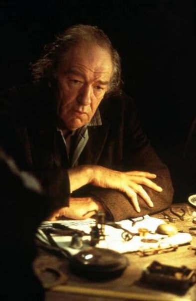 Michael Gambon ve snímku Charlotte Gray